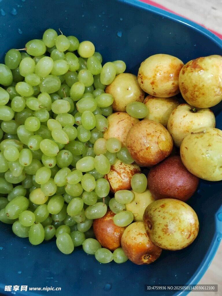 蓝碗中的葡萄与多彩枣子