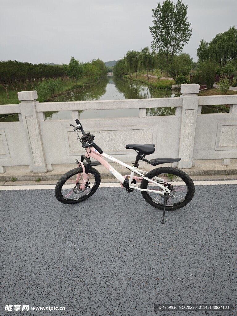 户外停放的儿童自行车