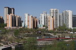 城市高楼与河畔景观