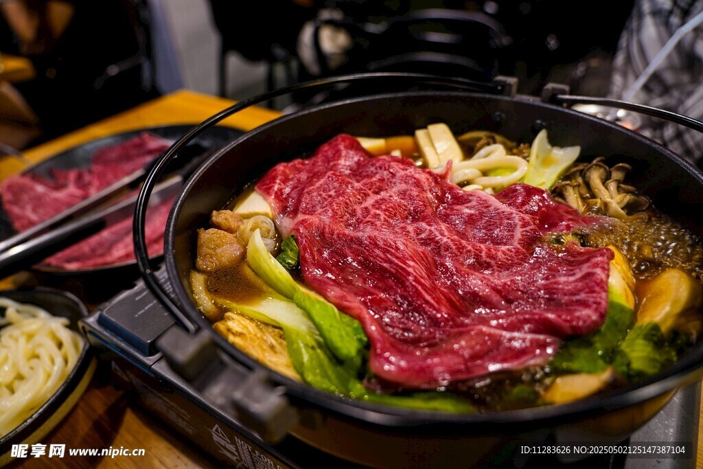 美味韩式烤肉锅中食材丰富