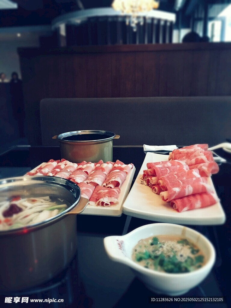 丰盛火锅食材诱人上桌