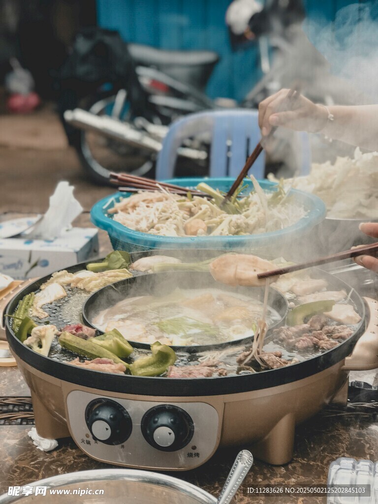 韩式烤肉聚餐场景