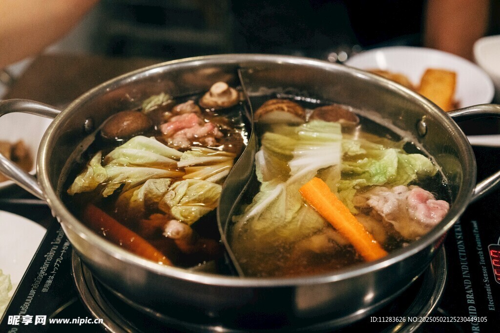 热气腾腾的美味火锅料理