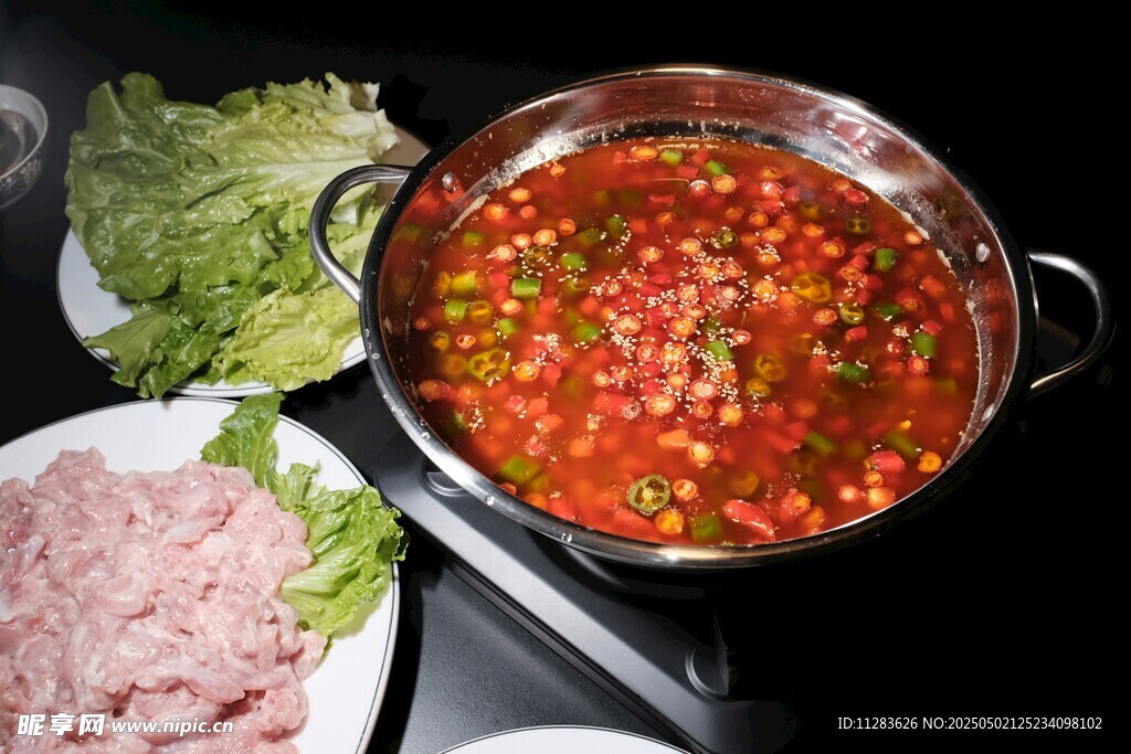 鲜香火锅配多样食材