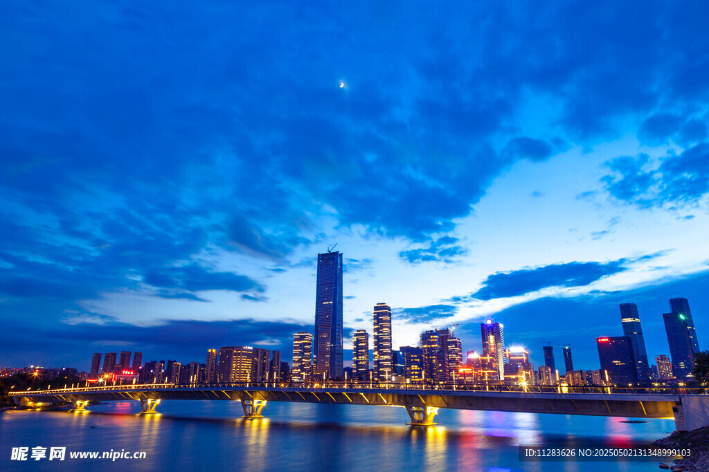 城市璀璨夜景天际线
