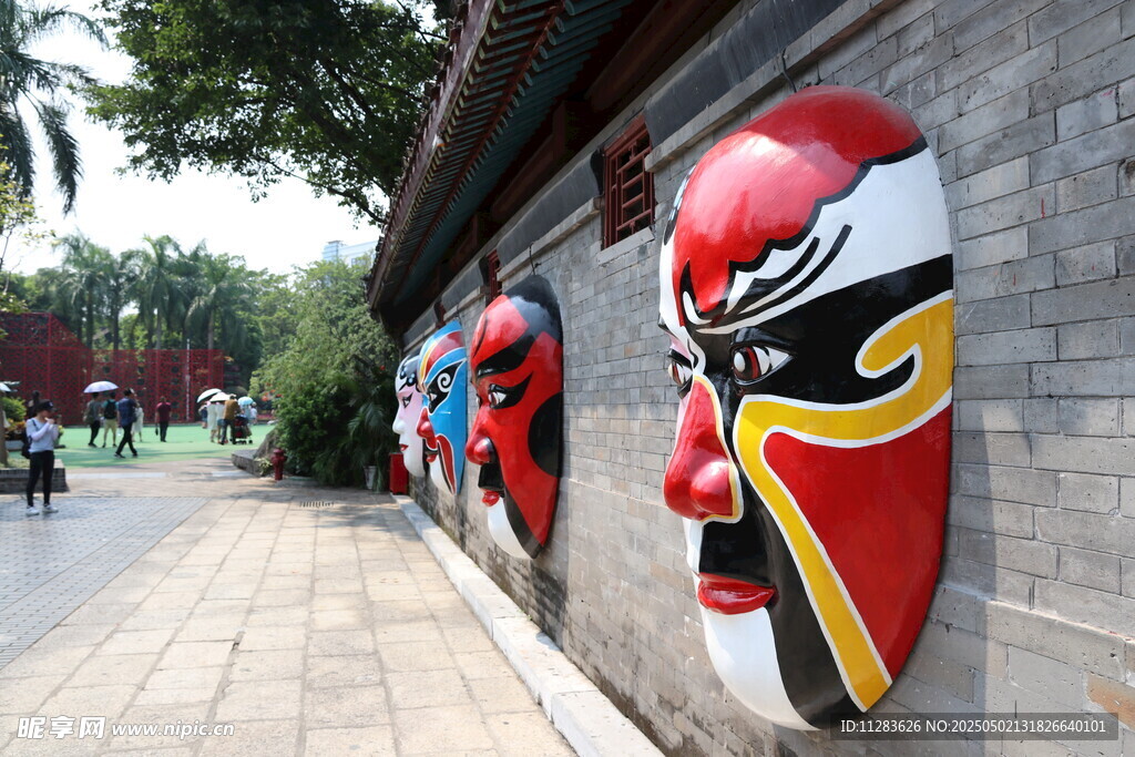 墙边京剧脸谱装饰展示