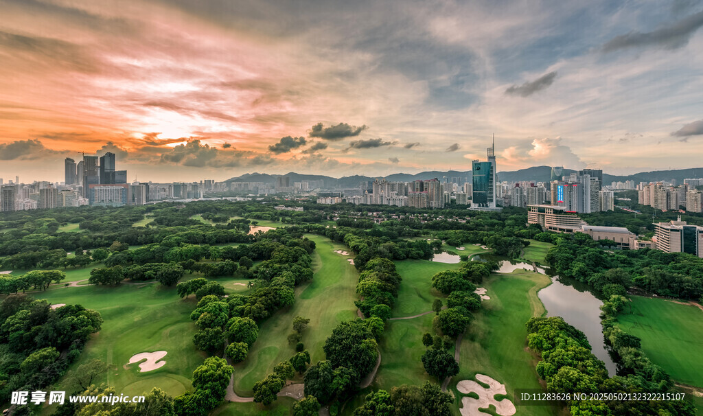 城市绿地夕阳全景风光