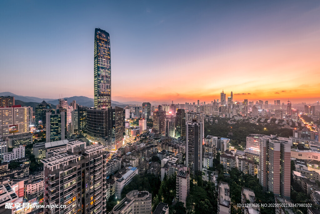 城市天际线的绚烂黄昏时刻