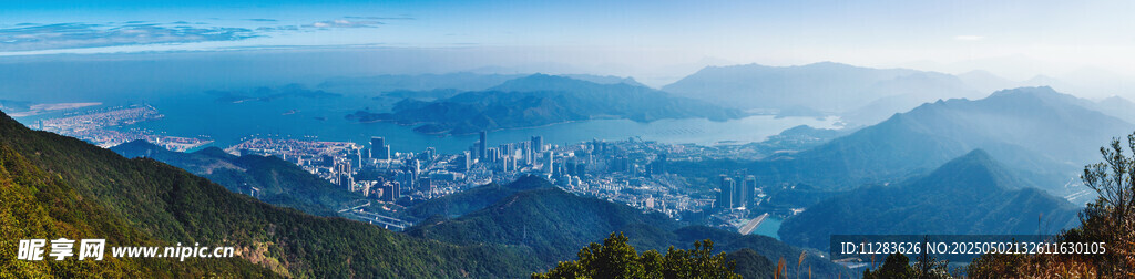壮丽山景俯瞰广阔天地