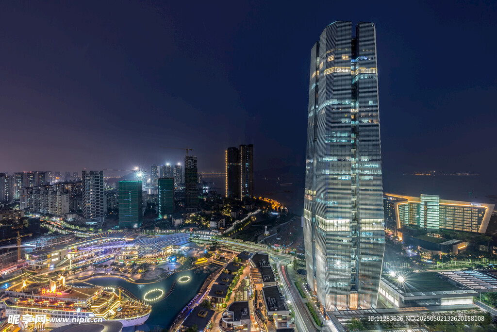 城市璀璨夜景摩天大楼