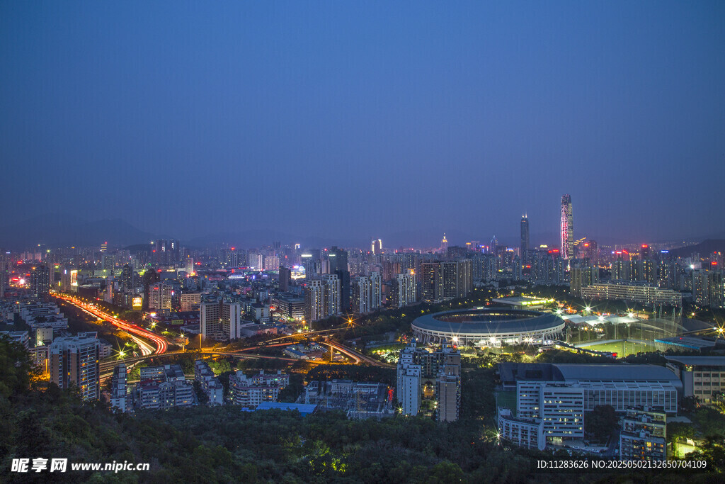 城市夜景俯瞰图