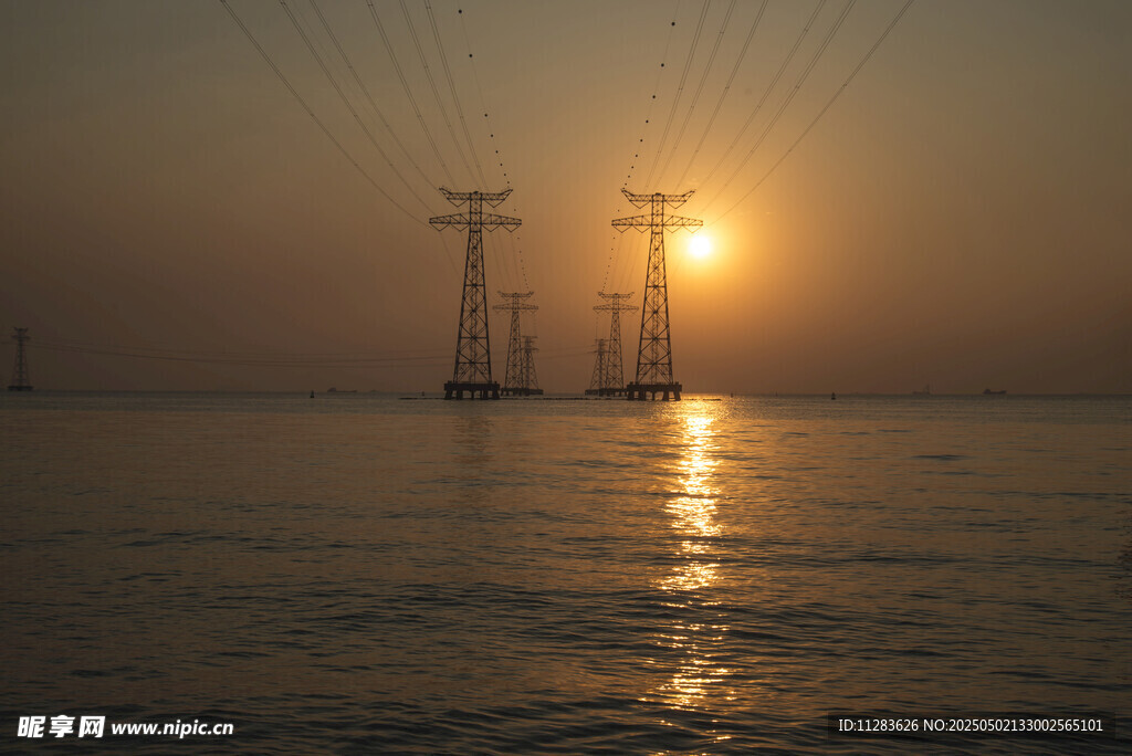 夕阳下的海上输电塔