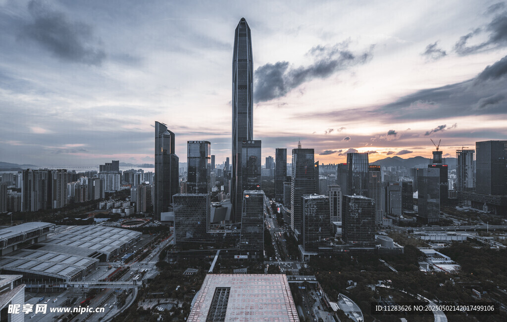 城市天际线的壮丽黄昏景色