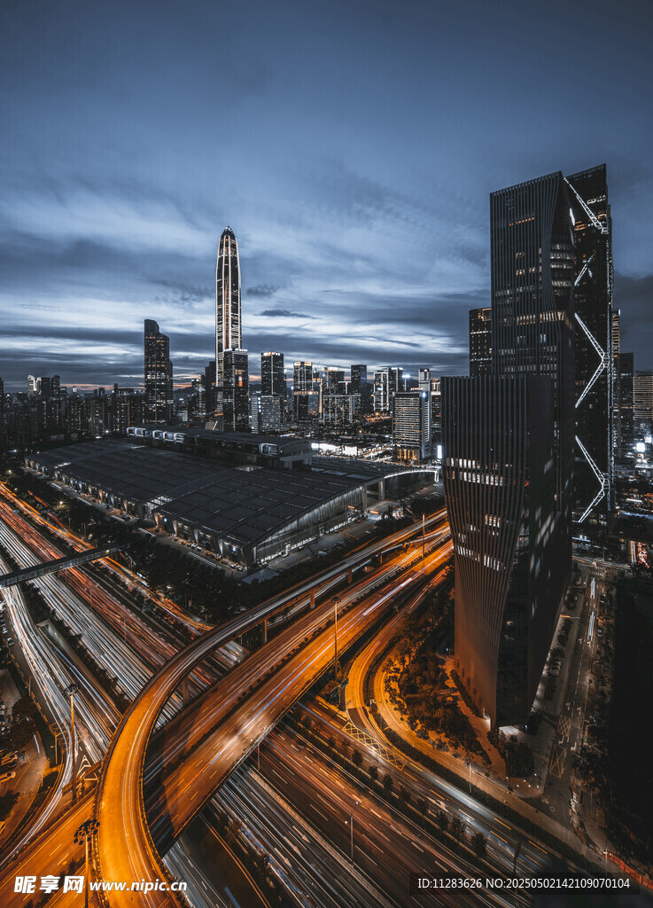 城市夜景中的繁忙交通脉络