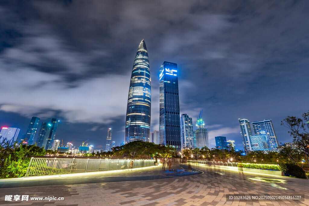 夜幕下的都市璀璨建筑群