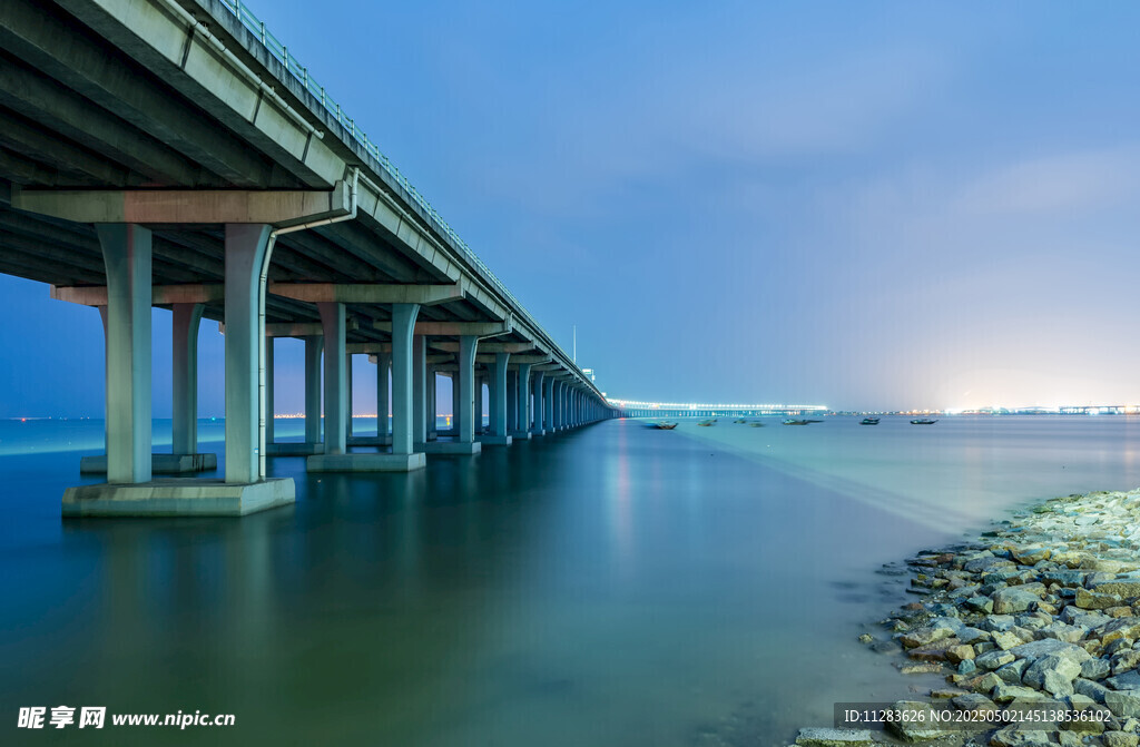 黄昏下的跨海大桥美景
