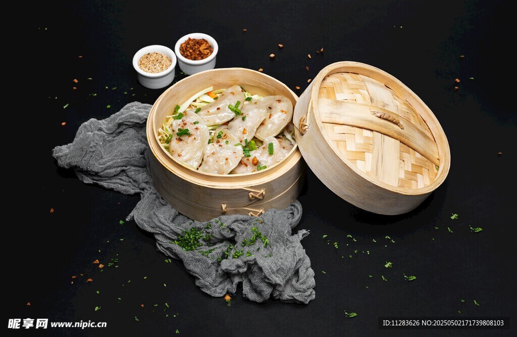 美味蒸饺配蘸料