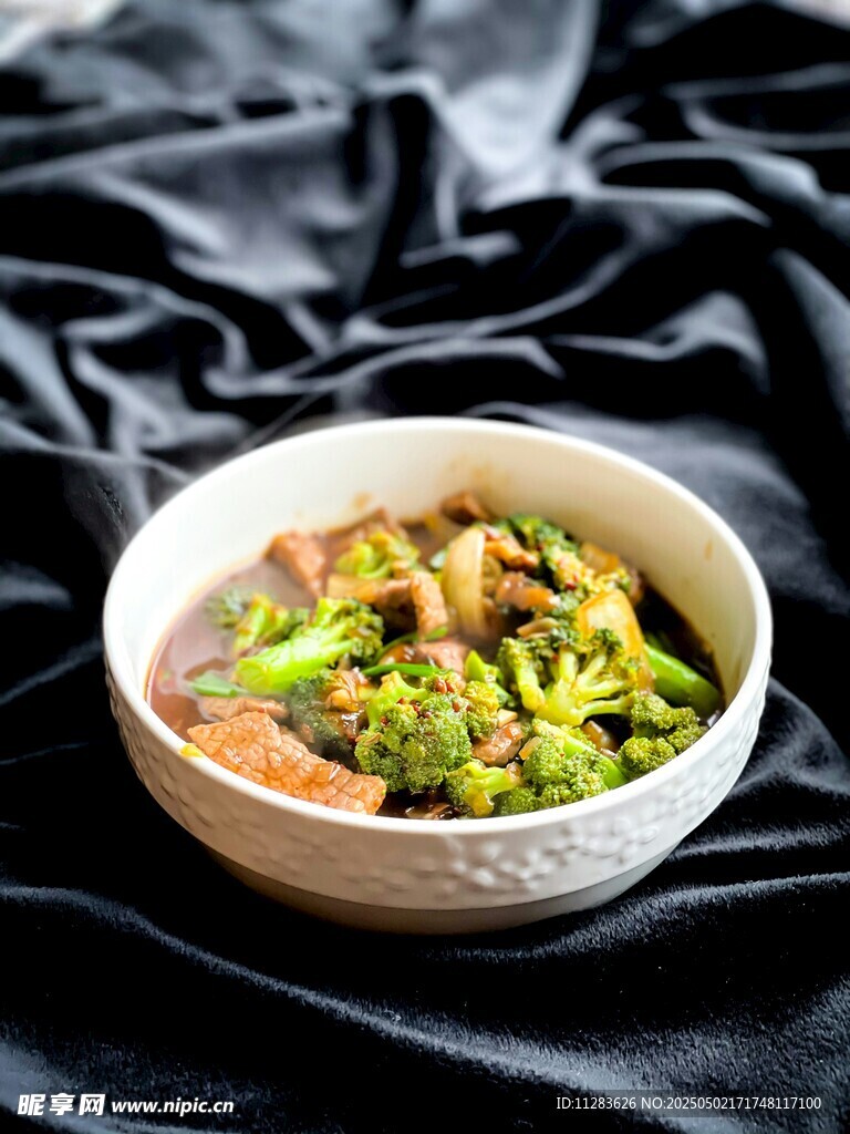美味炒菜盛于碗中
