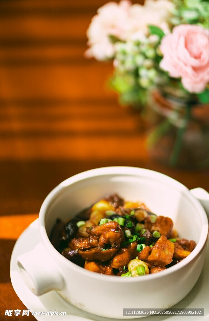 美味炖菜盛于白瓷碗中