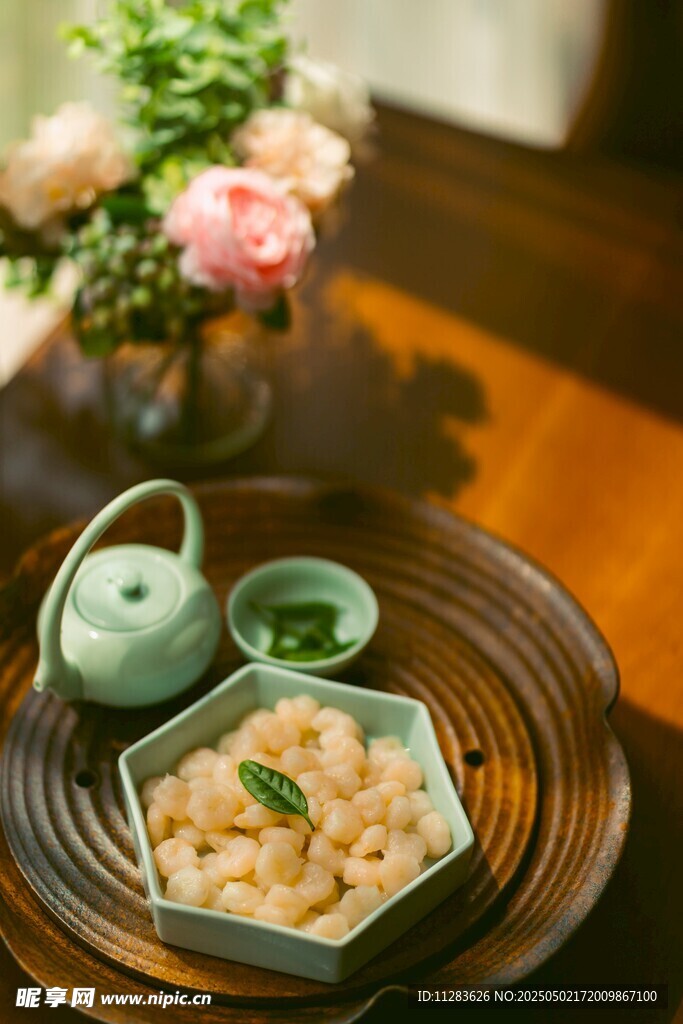 精致茶点与茶具的优雅组合