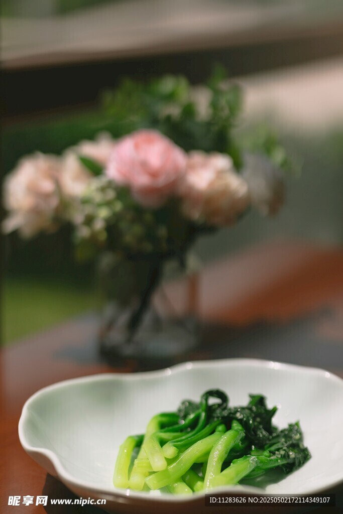 清新摆盘的翠绿青菜