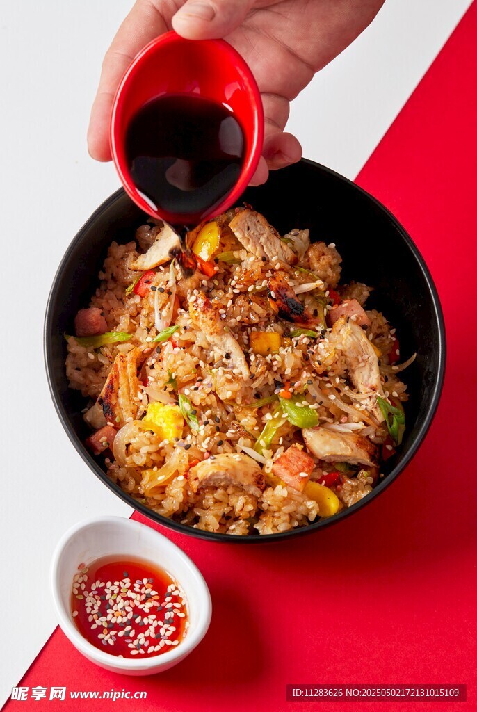 美味炒饭正浇酱油