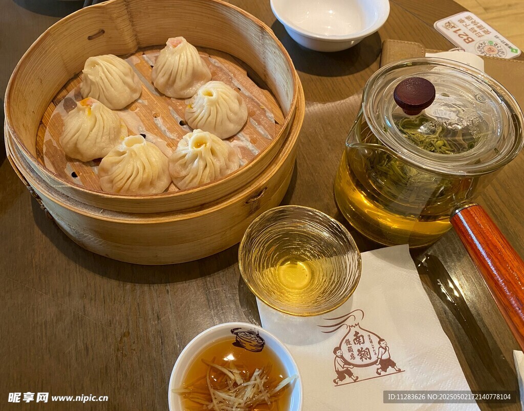 中式点心与茶饮组合