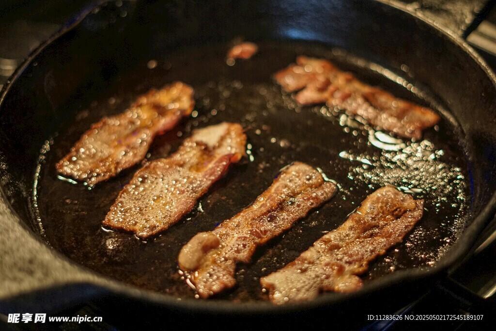 锅中煎制的美味条状食材
