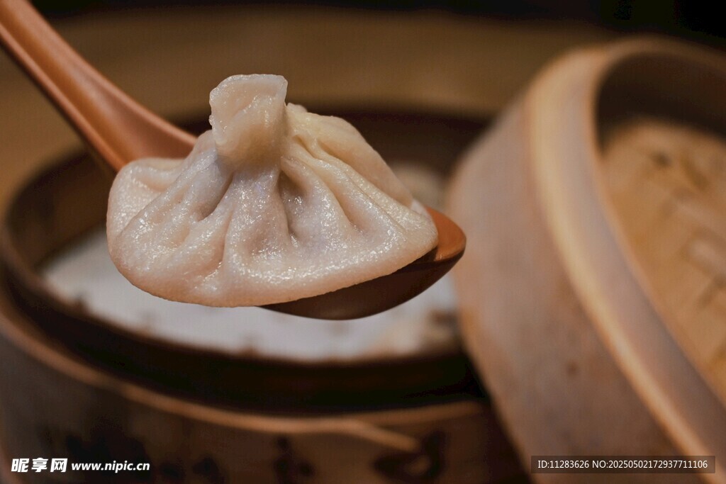 木勺上的美味小笼包