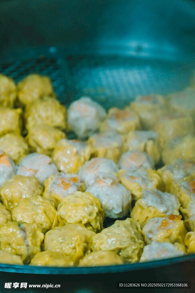 锅中烹饪的美味肉丸子