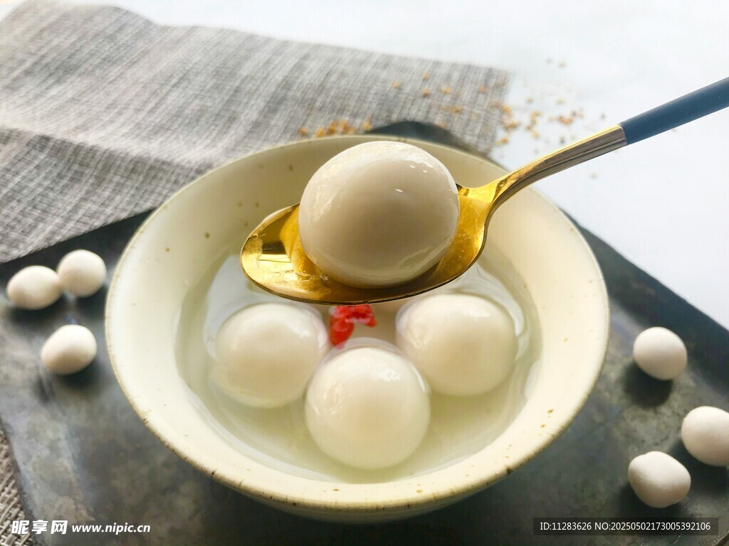 碗中美味汤圆待品尝