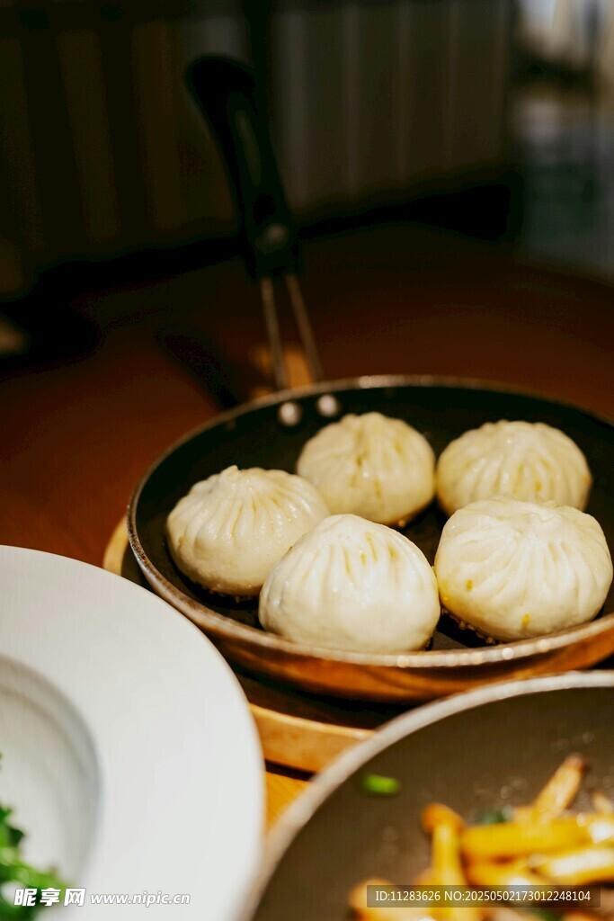 美味包子摆放在盘中