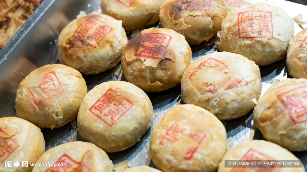 传统美味糕点整齐摆放