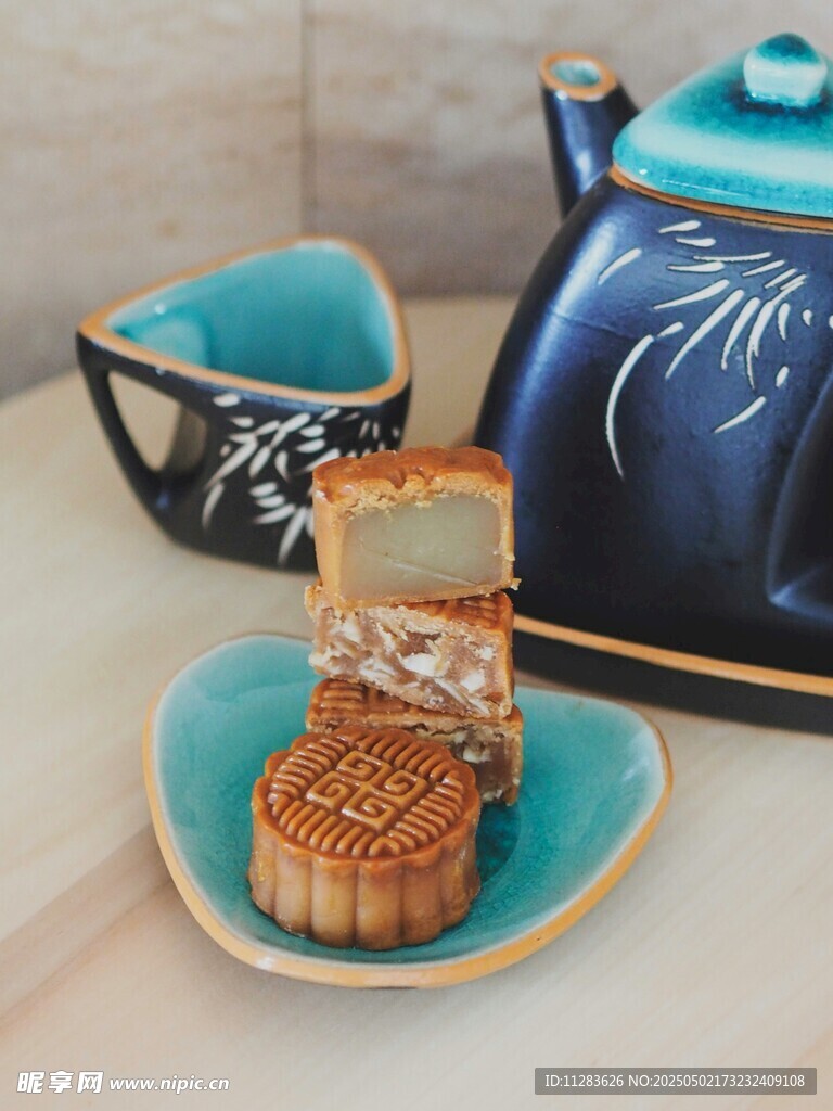 中式茶具与精致糕点