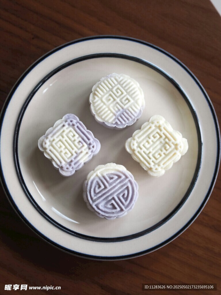精致传统糕点摆于盘中