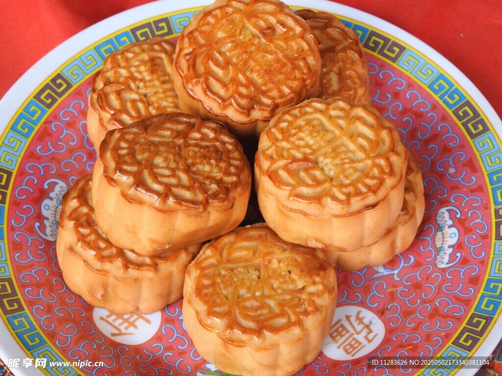 传统美味月饼摆于盘中