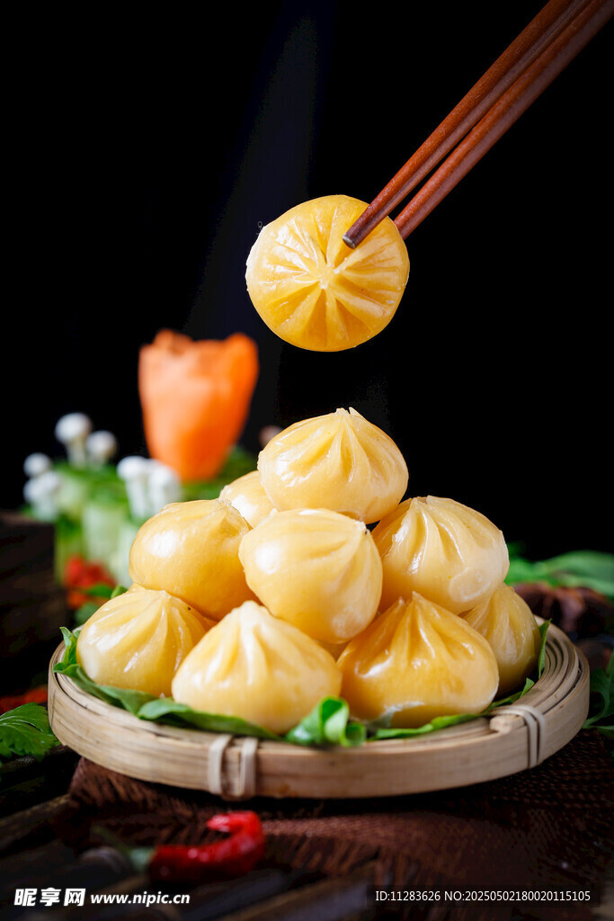 筷子夹起的美味小笼包