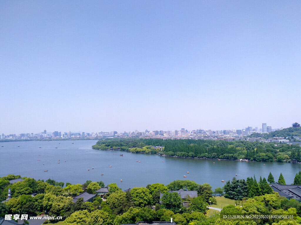 湖畔绿意盎然的城市风光