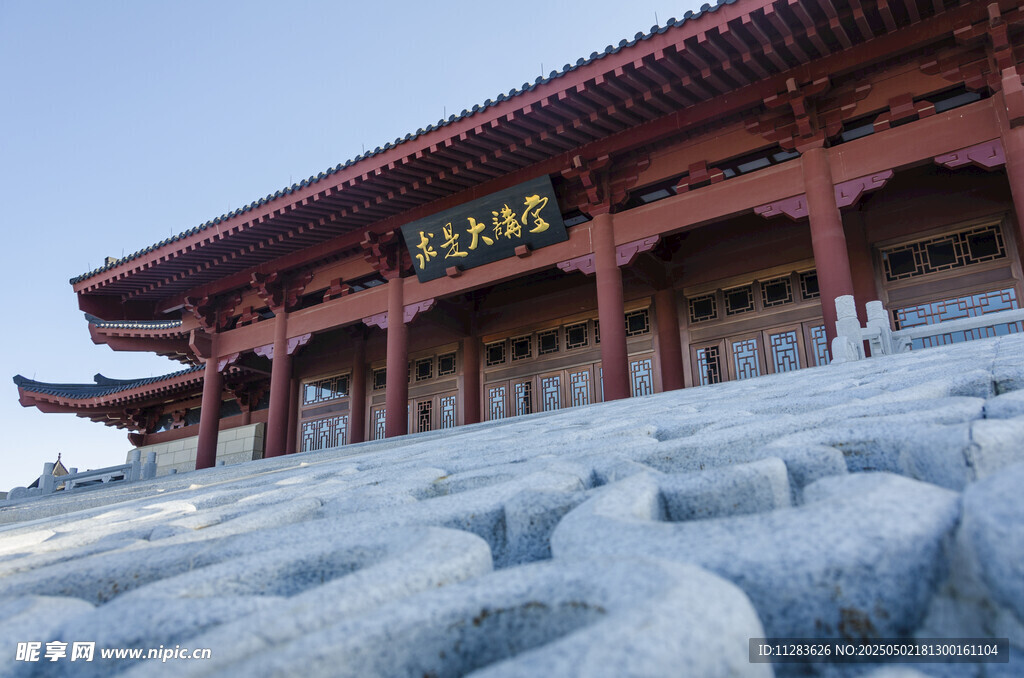 古建前的冰雪景观