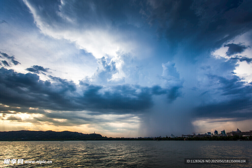 海上壮丽雨幕景观