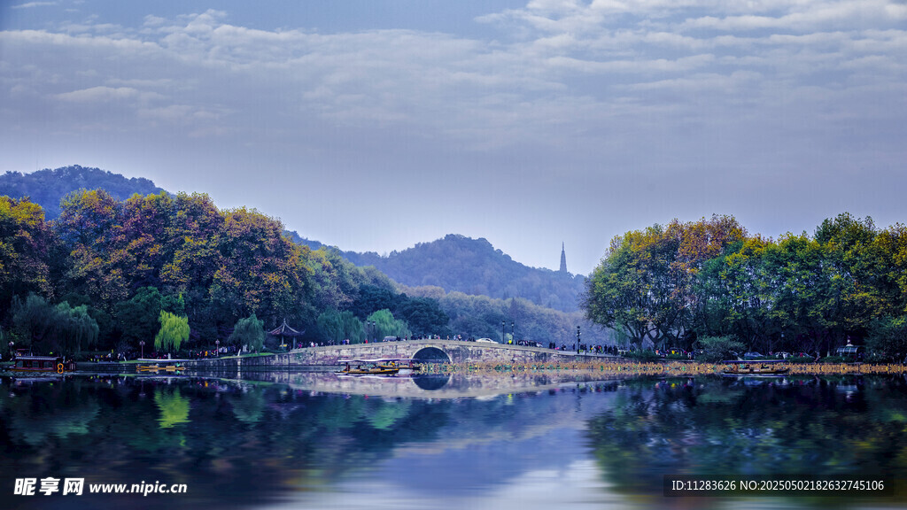 秋日山水湖景如画