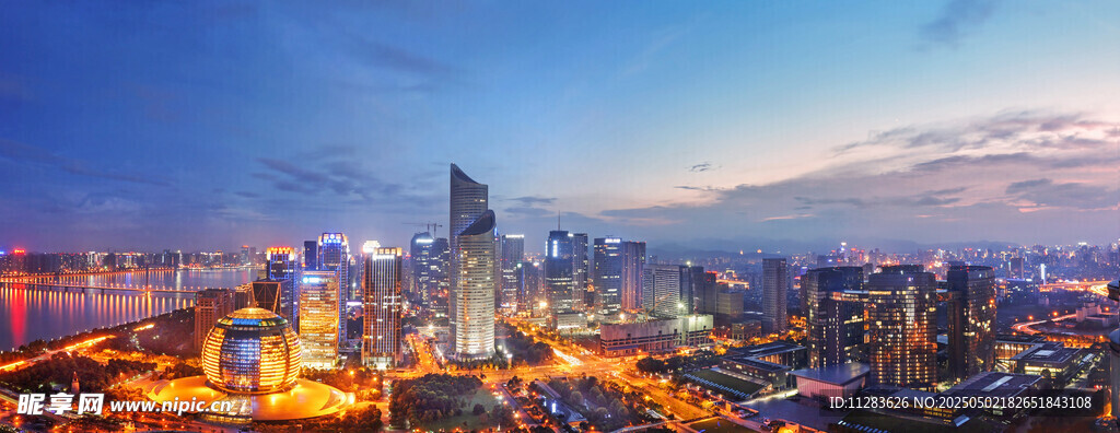 城市璀璨夜景俯瞰图