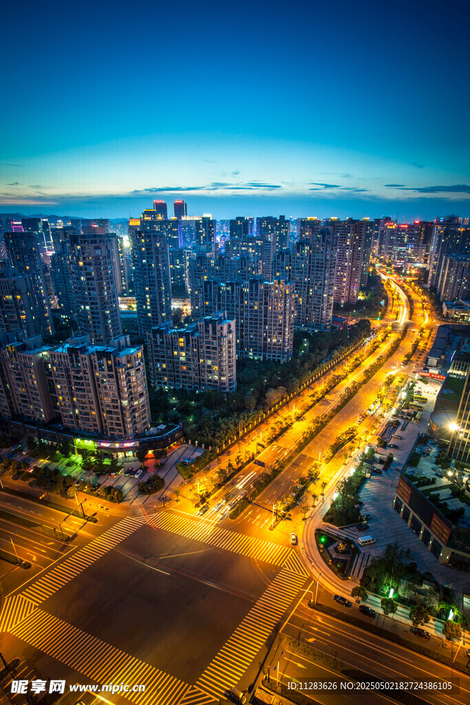 城市璀璨夜景俯瞰图