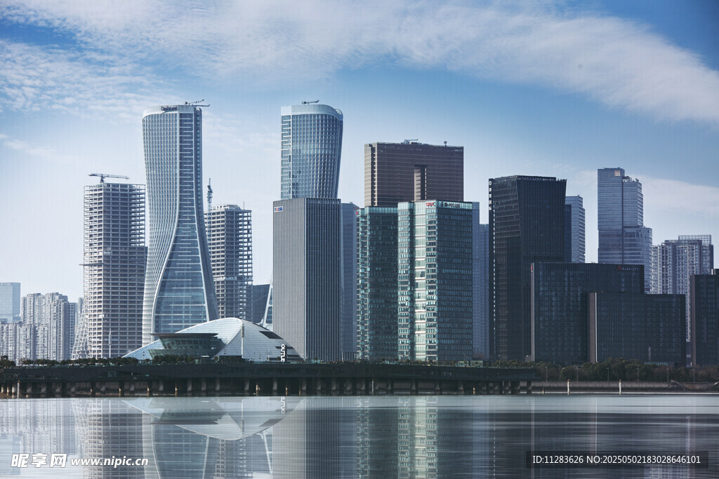 现代都市滨水摩天建筑群