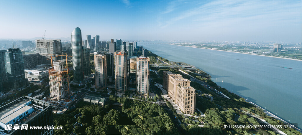 城市江畔高楼景观