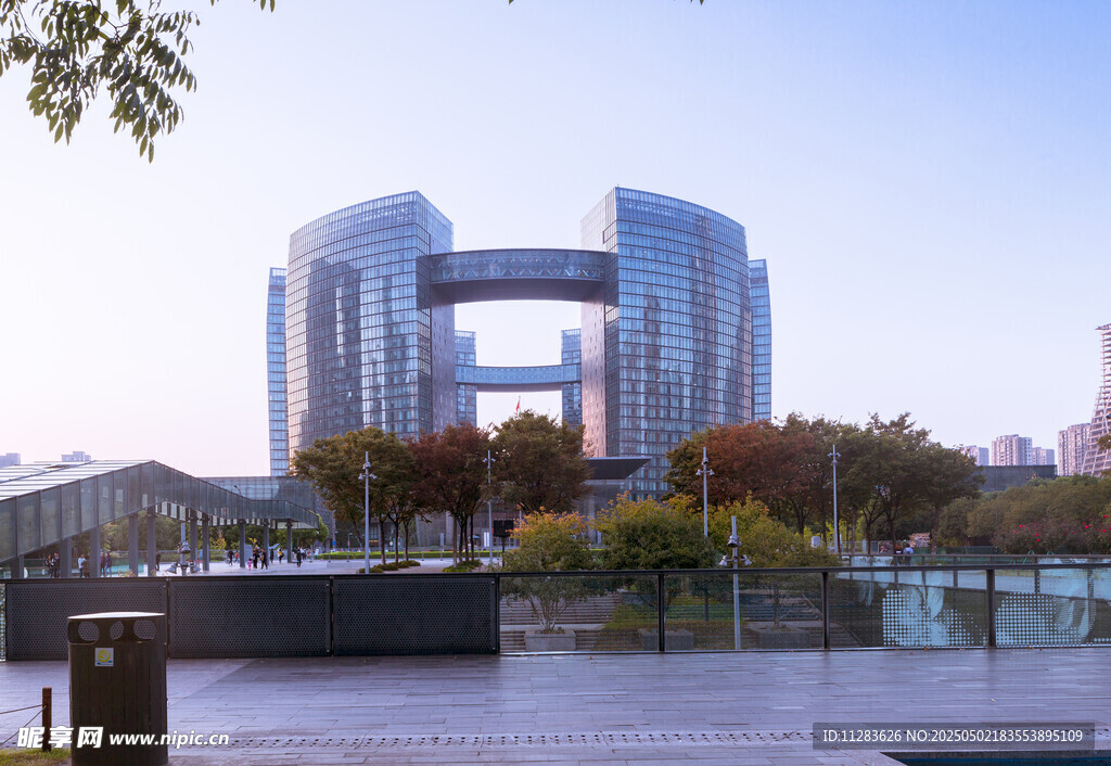 现代风格河畔建筑景观