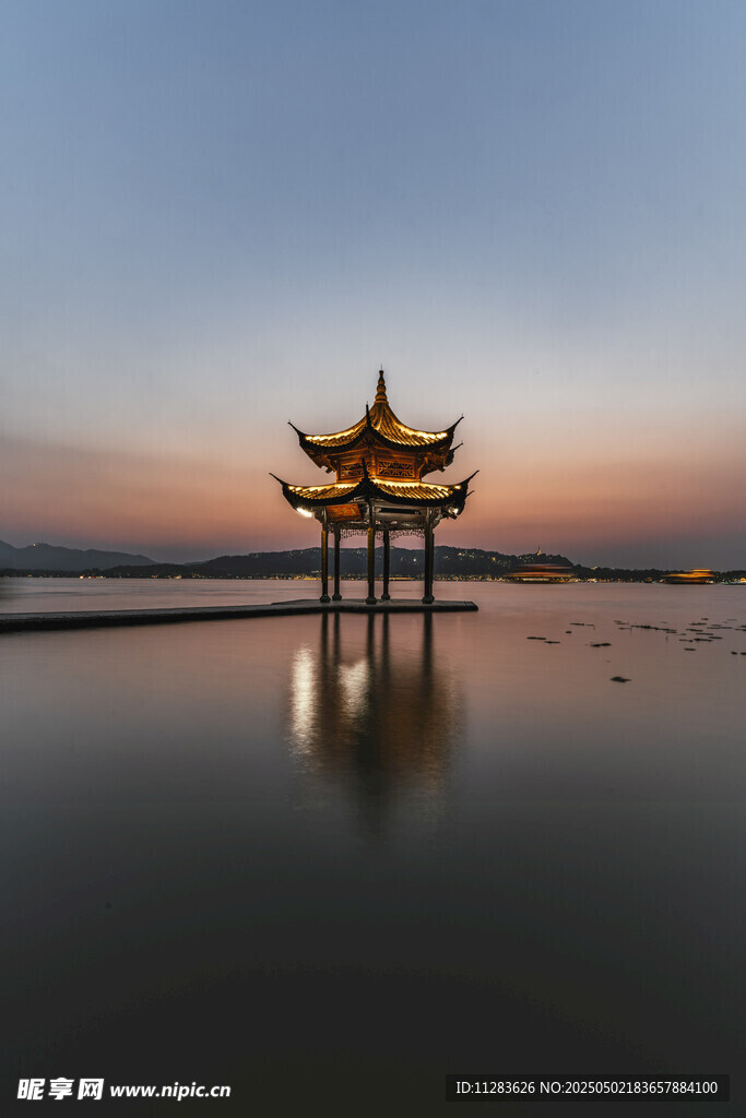 湖畔古亭映于宁静水面