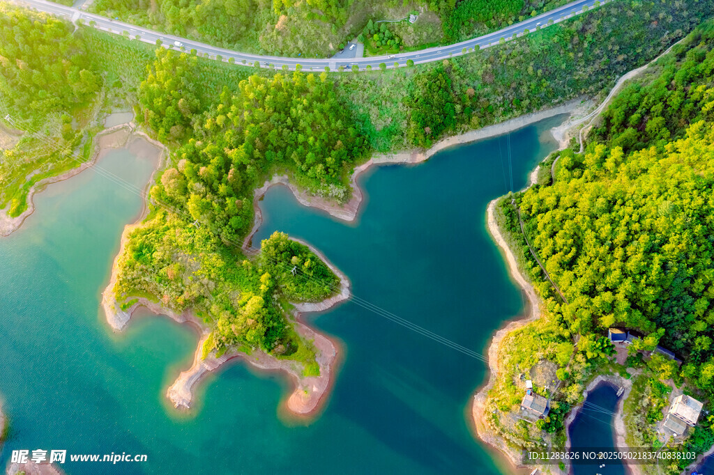 青山绿水间的美丽湖景