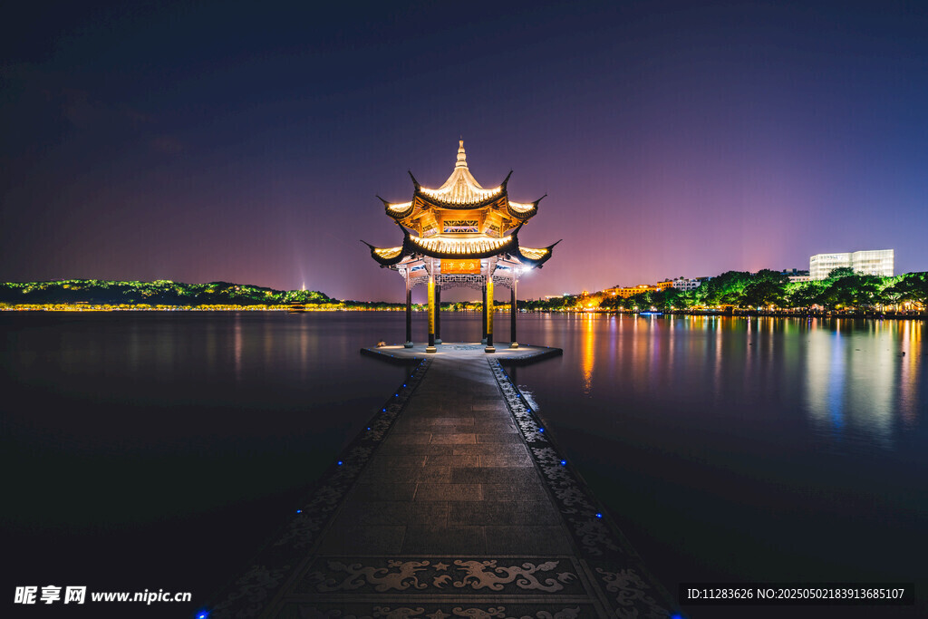 湖畔古亭夜景