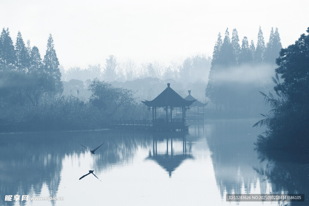 雾中湖畔亭景